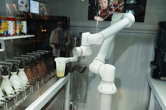 레인보우로보틱스가 개발한 세계 최초 NSF 인증 협동로봇이 무인 로봇카페에 탑재돼 있다. (사진=레인보우로보틱스)