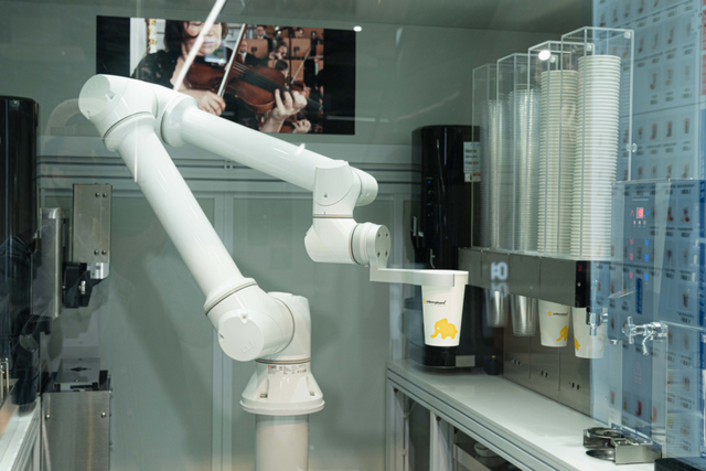 레인보우로보틱스가 개발한 세계 최초 NSF 인증 협동로봇이 무인 로봇카페에 탑재돼 있다. (사진=레인보우로보틱스)