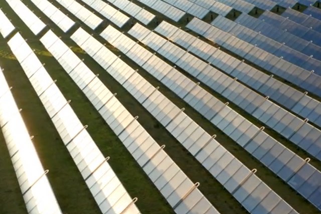 로봇으로 설치한 태양광 발전단지. (사진=코스믹 로보틱스)