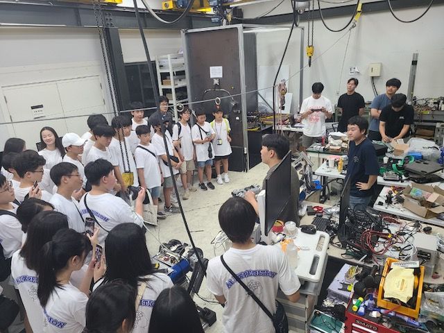 전년도 인공지능 탐구활동 동아리 연구소 현장 방문 사진. (사진=국립광주과학관)