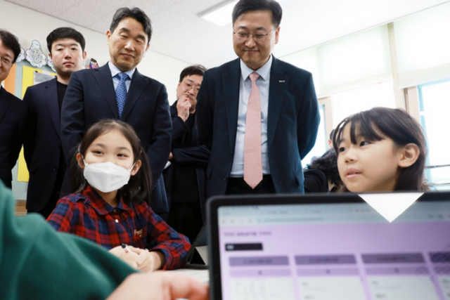 이주호 부총리 겸 교육부 장관은 4월 10일(목) 용계초(대구)를 방문하여 인공지능(AI) 디지털교과서를 활용한 수업을 참관하는 모습. (사진=교육부)
