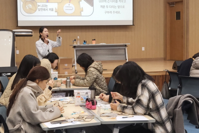 ‘과학하는 엄마들’ 프로그램에 참여중인 학부모 모습. (사진=국립광주과학관)