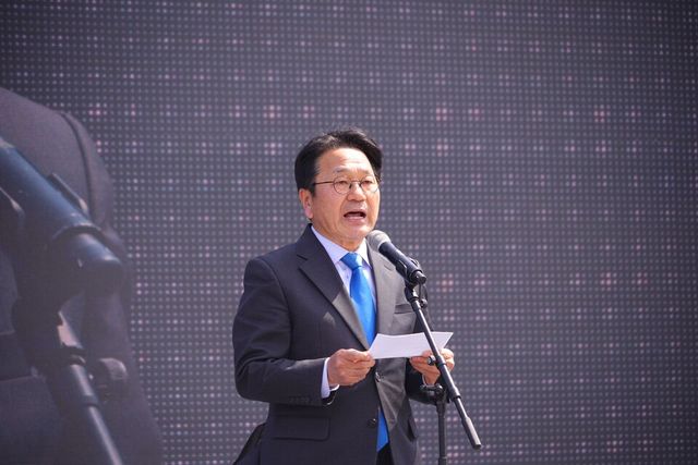 강기정 광주광역시장이 4일 5·18민주광장에서 헌법재판소의 윤석열 대통령 파면과 관련, ‘광주 시민께 드리는 감사의 글’을 발표하고 있다. (사진=광주광역시)