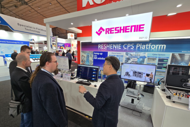 한국 장비와 실시간으로 연동되는 디지털 트윈 화면을 지켜보는 유럽 바이어들. 일부는 즉석 미팅을 요청하며 후속 협의를 이어갔다. (사진=리쉐니에)