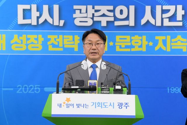강기정 광주광역시장이 8일 오후 시청 브리핑실에서 제21대 대통령선거 광주공약 제안발표를 하고 있다. (사진=광주광역시)