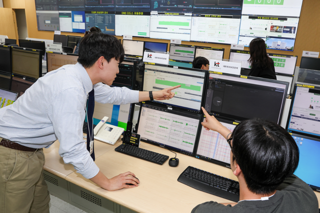 KT 직원들이 경기도 과천에 위치한 KT 통합관제센터에서 DDoS 등 사이버 공격에 대비하며 관제하는 모습. (사진=KT)