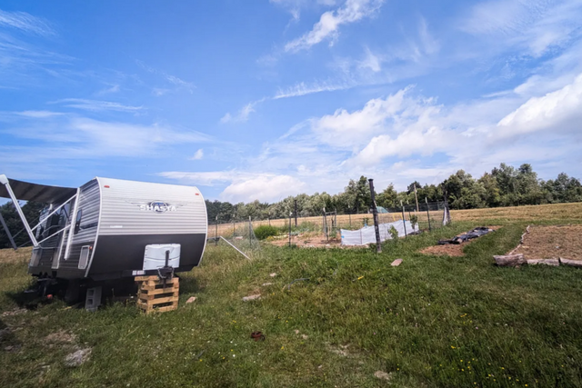 숀 케이 개발자가 살고 있는 주거용 트레일러. (사진=숀 케이 서브스택)