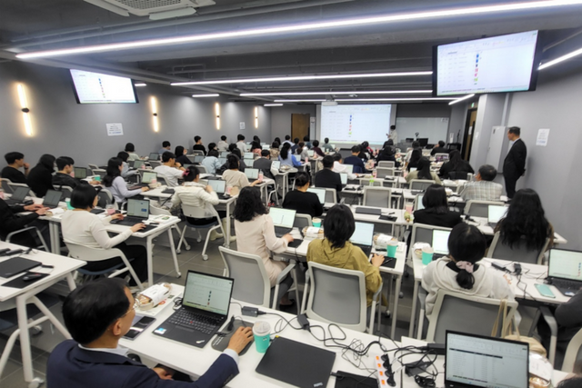 고우넷 트레이닝센터(GTC)에서 100여명의 장학사, 교원 등 교육관계자들이 전진권 강사의 엑셀 실무 특강을 수강하고 있다.(사진=고우넷)