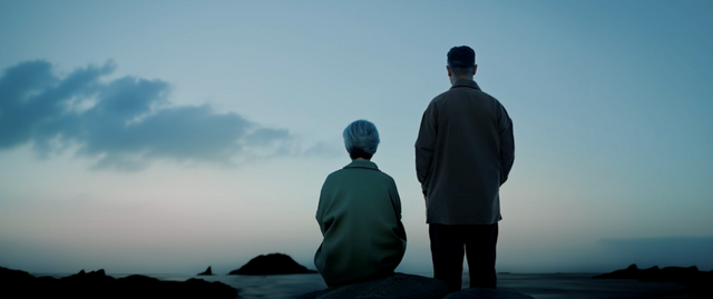 코지와 어머니가 함께 바다를 바라보는 장면. (사진=한국콘텐츠진흥원)