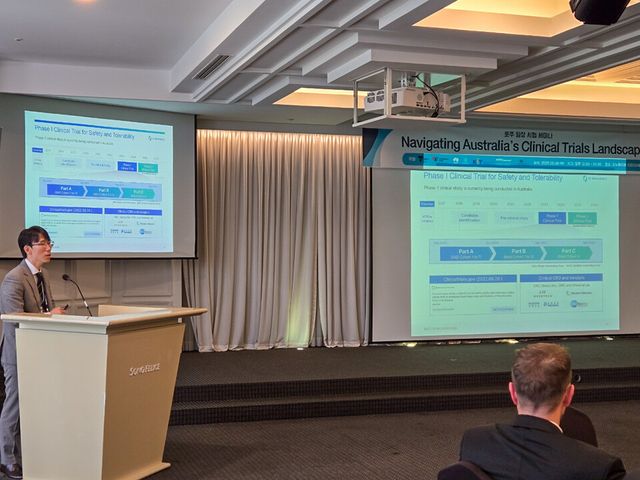 5월 8일 소노펠리체 컨벤션에서 개최된 호주 임상시험 세미나에서 제이디바이오사이언스 관계자가 임상 시험을 발표하고 있다. (사진=지스트)