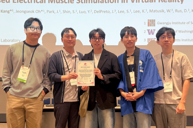 TelePulse 개발팀 CHI 2025 학회장에서 Best Paper Award 상장 수여. 연구팀은 TelePulse 시스템을 통해 인간-로봇 상호작용의 몰입도와 정밀도를 획기적으로 향상시킨 공로를 인정받았다. (사진=지스트)