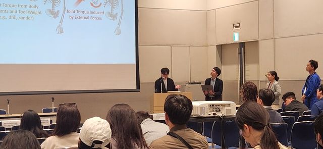 TelePulse 발표 현장. 연구팀이 CHI 2025 학회에서 원격 로봇팔의 작업 힘을 실시간으로 사용자에게 전달하는 TelePulse 시스템의 원리와 성능을 청중에게 설명하고 있다. (사진=지스트)