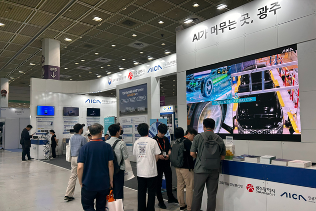 11일 서울 코엑스에서 열린 ‘2025 스마트테크 코리아(AI & Big Data Show)’에 마련된 AI사업단 홍보관에 국내외 기업 관계자와 일반 관람객들로 북적이고 있다. (사진=AI사업단)