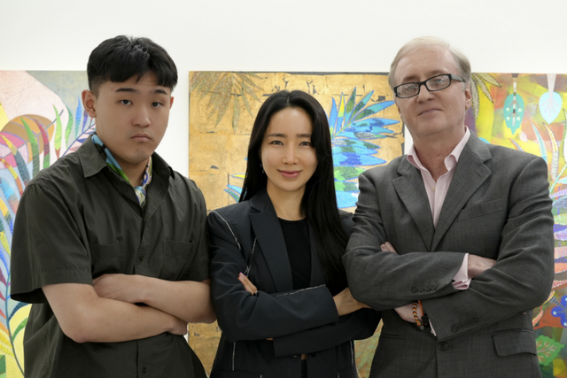 왼쪽부터 펠리즈 박 작가, 김현정 대표(케이리즈 갤러리), 이안 로버트슨 교수(Iain Robertson). (사진=케이리즈 갤러리)