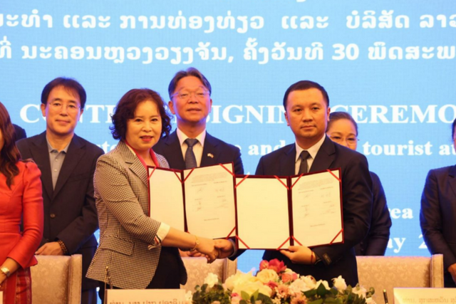 박영님 에스엠소프트 대표(왼쪽)와 수안사반 위아켓 장관(오른쪽). (사진=에스엠소프트)