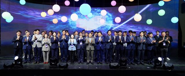 강기정 광주광역시장이 19일 오후 북구 빛고을 창업스테이션에서 열린 '스테이지(STA‧G) 개관식'에 참석해 광주신용보증재단, 광주은행과 중점산업 창업기업 육성 협약자금 업무협약을 체결하고 있다. (사진=광주광역시)