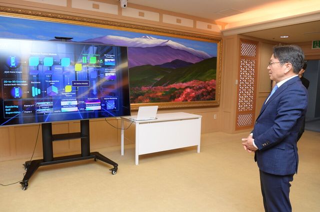 강기정 광주광역시장이 2일 오후 시청 비즈니스룸에서 광주 인공지능 산업생태계 조성을 위한 AI유치기업 업무협약식에 참석, (주)에스더블유엠의 자율주행 및 로보택시 운행 영상을 시청하고 있다. (사진=광주광역시)