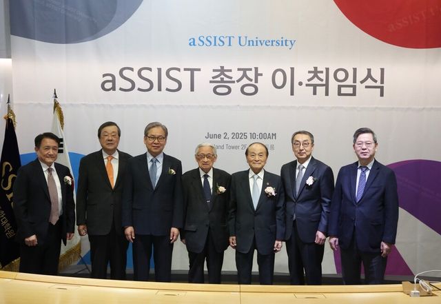 왼쪽부터 조동성 발전자문위원장, 김일설 제5·6대 총장, 문휘창 제10대 총장, 조완규 학교법인 이사장, 오명 명예총장, 최용주 제11대 총장, 김태현 제7·8·9대 총장이 기념사진을 촬영하고 있다. (사진=aSSIST)
