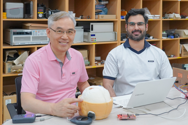 왼쪽부터 GIST 임춘택 교수, 사흐 사이드 아손 알리(S. Ahson A. Shah) 박사. (사진=지스트)