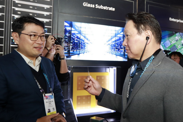 최태원 SK 회장이 지난 1월 미국 라스베이거스에서 열린 ‘CES 2025’ 행사장에 마련된 SK 전시관에서 유리기판을 살펴보고 있다. (사진=SK그룹)