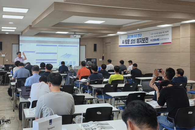 리쉐니에 이용관대표가 재직자 수강생을 대상으로 실전데이터 수집 및 AI활용 예지보전 특강을 하고 있다. (사진=리쉐니에)