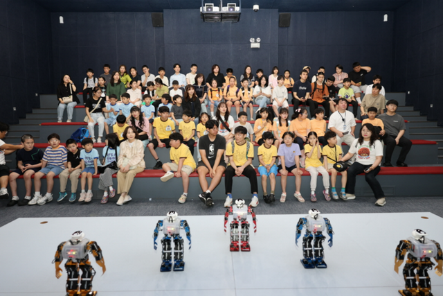 참가자들이 로봇이 춤추는 공연을 관람하고 있다. (사진=국립광주과학관)