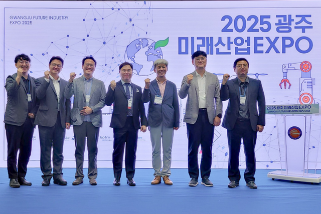 25일(수) 김대중컨벤션센터 FUTURE LAB에서 ‘BATTERY X GWANGJU: 전기차 전환의 중심에서’포럼을 개최하고 주요 연사 및 관계자들이 기념촬영을 하고 있다. (사진=GIST)