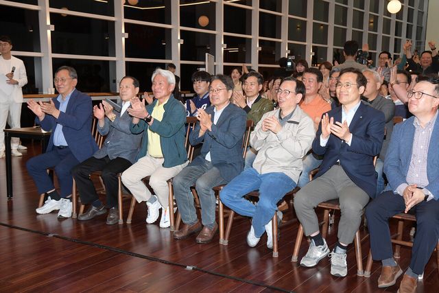 강기정 광주광역시장이 3일 시청 시민홀에서 시민들과 함께 제21대 대통령선거 개표방송을 보고 있다. (사진=광주전남사진기자협회)