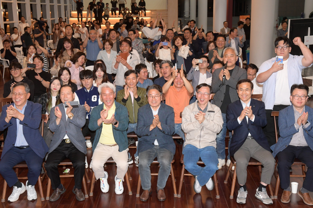 강기정 광주광역시장이 3일 시청 시민홀에서 시민들과 함께 제21대 대통령선거 개표방송을 보고 있다. (사진=광주전남사진기자협회)