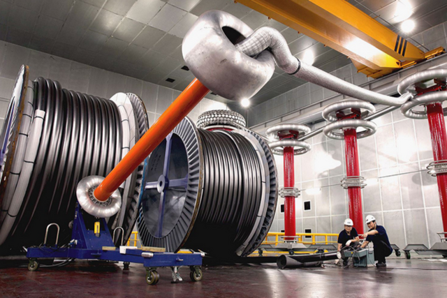 LS전선 직원이 구미 공장에서 초고압 직류(HVDC) 케이블을 테스트하고 있다. (사진=LS전선)