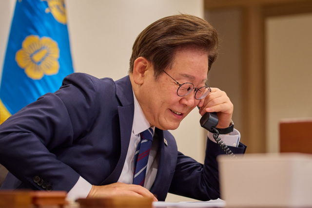 이재명 대통령이 1일 서울 용산 대통령실 청사 집무실에서 크리스토퍼 럭슨 뉴질랜드 총리와&nbsp;전화 통화를 하고 있다. (사진=대통령실)