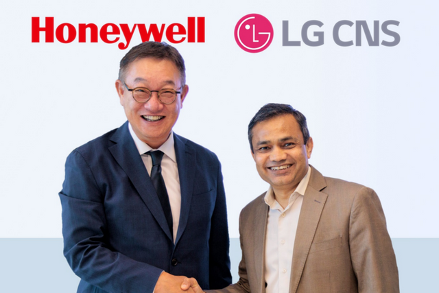 왼쪽부터 LG CNS 현신균 사장과 하니웰 프로세스 솔루션(HPS) 프라메시 마헤시와리 사장이 파트너십 체결식에서 기념 촬영을 하고 있다. (사진=LG CNS)