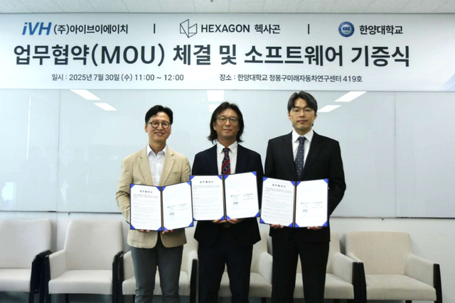 윤영두 한양대학교 미래자동차공학과 학과장(가운데), iVH 강대오 대표이사(오른쪽), 헥사곤 홍흥섭 본부장(왼쪽)이 업무협약(MOU)을 체결한 뒤 기념사진을 촬영하고 있다. (사진=아이브이에이치)