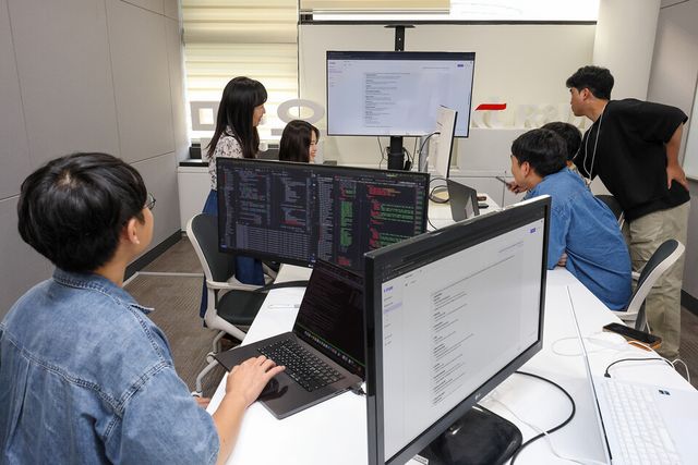 KT 기술혁신부문 연구원들이 서초구 KT 우면연구센터에서 믿:음 2.0을 테스트하고 있는 모습. (사진=KT)