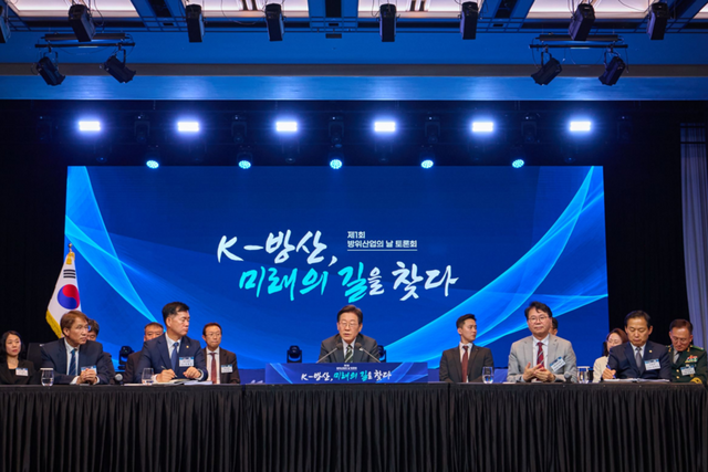 이재명 대통령이 제1회 방위산업의 날 토론회에 참석해 기업 관계자들의 이야기를 듣고 있다. (사진=대통령실)