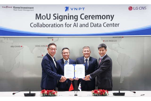 왼쪽부터 LG CNS 현신균 사장, VNPT 또 융 타이(To Dung Thai) 회장, VNPT 응오 디엔 히(Ngo Dien Hy) 부사장, 한국투자리얼에셋운용 김용식 CEO가 MOU 체결 후 기념 촬영을 하고 있다. (사진=LG CNS)