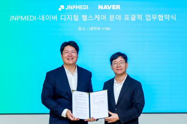 오른쪽부터 네이버 최인혁 테크비즈니스 대표와 제이앤피메디 정권호 대표가 네이버 1784 사옥에서 디지털 헬스케어 분야 포괄적 업무협약식을 진행했다. (사진=네이버)
