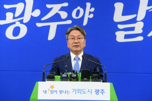 강기정 광주광역시장이 13일 시청 브리핑룸에서 ‘국정과제 반영 성과 브리핑’을 하고 있다. (사진=광주광역시)