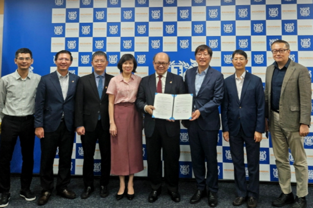 서울대학교 공과대학 김영오 학장(오른쪽에서 세 번째)과 후인 꾸옛 탕 하노이과학기술대학교 총장(오른쪽에서 네 번째)을 비롯한 양교 관계자들이 양해각서 교환 후 기념사진을 촬영하고 있다. (사진=서울공대)