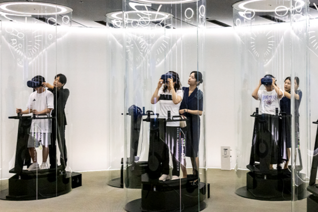 실감형 영상을 체험하는 고객들. (사진=SK텔레콤)