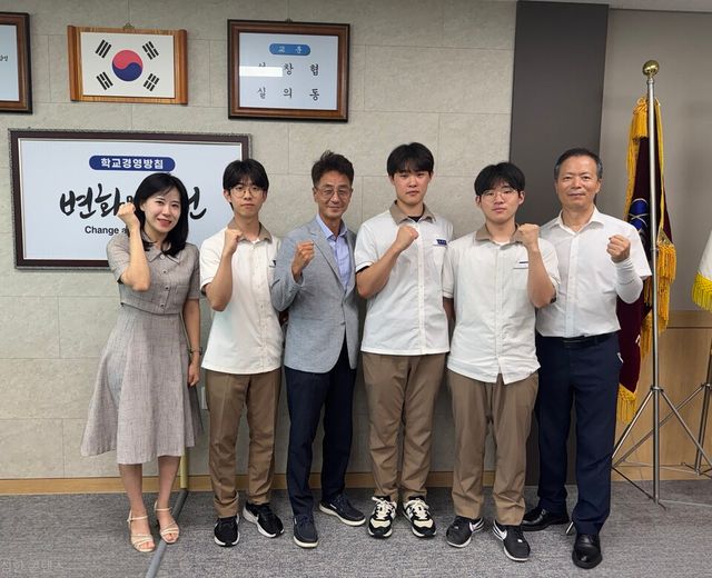 구미전자공업고등학교 레고로보 동아리 학생들과 교사들이 국가대표 선발을 축하하고 있다. (사진=구미전자공고)