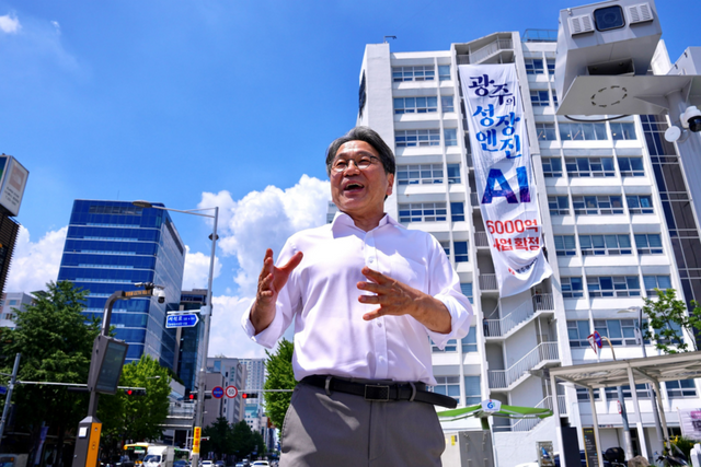 강기정 광주광역시장은 인공지능(AI) 2단계 사업 예타면제가 최종확정된 22일 5·18민주광장에서 AI사업 비전을 설명하고 있다. (사진=광주광역시)