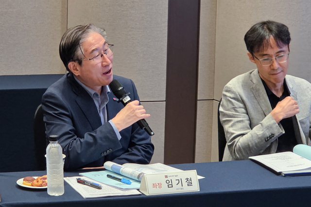 임기철 총장이 좌장을 맡아 ‘GIST 기술경영 포럼’을 진행하고 있다. (사진=광주과학기술원)