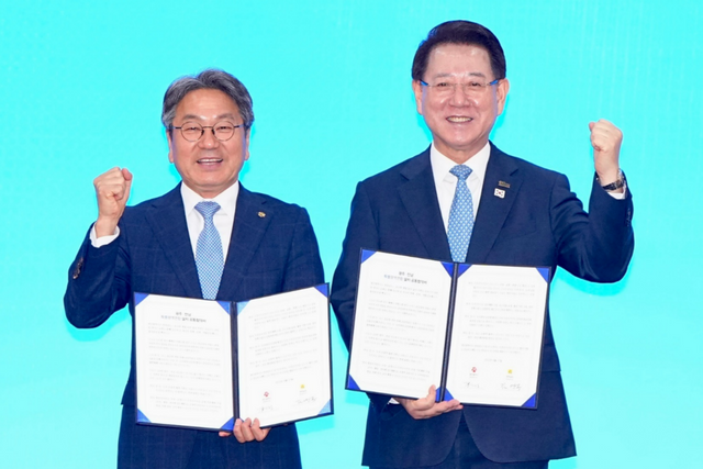 강기정 광주광역시장이 27일 나주시청 대회의실에서 열린 ‘광주·전남 특별지방자치단체 추진 선포식’에 참석해 김영록 전남도지사와 공동협약을 체결한 후 기념촬영을 하고 있다. (사진=광주광역시)