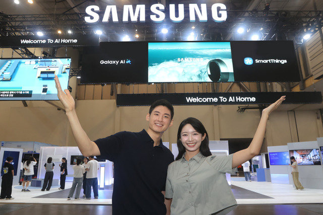 삼성전자 모델이 ‘기후산업국제박람회(WCE) 2025’가 열리는 부산 벡스코에 위치한 삼성전자 전시관을 소개하고 있다. (사진=삼성전자)