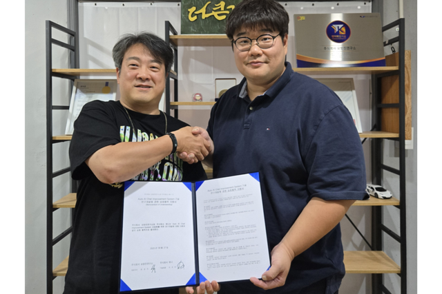 왼쪽부터 요망진연구소 최성기 대표이사, 애나 이상호 CTO가 업무협약 체결 후 기념사진을 촬영하고 있다. (사진=요망진연구소)