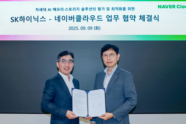 오른쪽은 SK하이닉스 안현 개발총괄 사장, 왼쪽은 네이버클라우드 김유원 대표이사 사장. (사진=SK하이닉스)