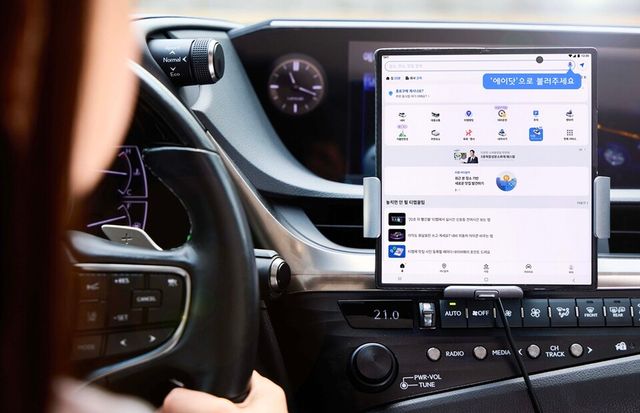 모델이 차량에서 에이닷이 도입된 티맵 앱 버전을 사용하는 모습. (사진=SK텔레콤)