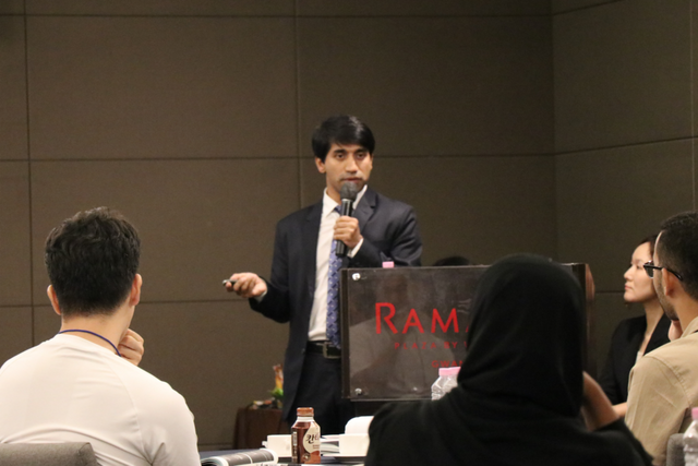 GIST 전기전자컴퓨터공학과를 졸업하고 현재 삼성전자에 재직 중인 나얀 찬드라 다스(Nayan Chandra Das) 박사가 연사로 참여해 취업 성공 사례를 발표하고 있다. (사진=GIST)