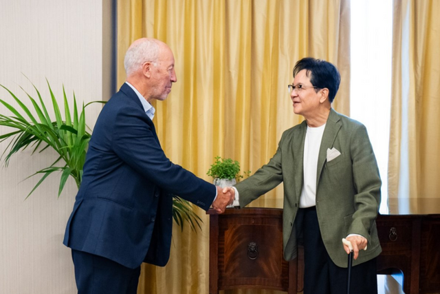 CJ그룹 이재현회장이 영국 런던에서 스포츠 마케팅 전문가 마이클 페인 대표를 만나 악수를 나누고 있다. (사진=CJ그룹)